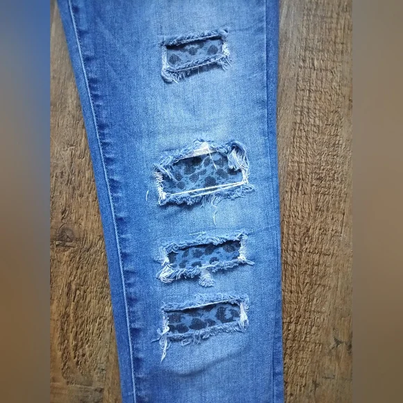 KanCan Leopard Patch Distressed Skinny Jeans Size 9/29 - Picture 3 of 7
